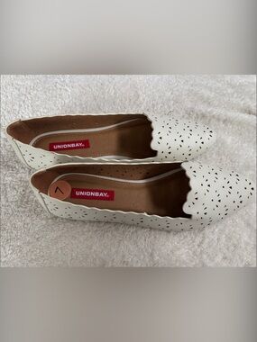 UNIONBAY Cream Laser-Cut Scalloped Pointed Flats